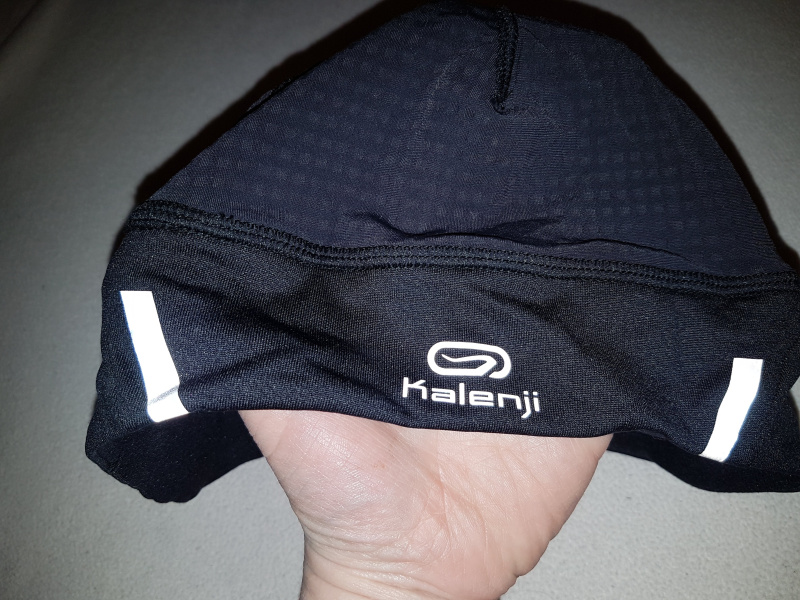 relecterend logo en streepjes op muts met bluetooth speakers