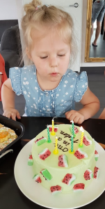 Nina en taart - Cadeaus, taart en gezelligheid - Sara 3 jaar