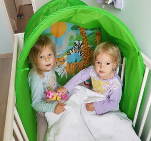 Sara en Nina bedtent - Cadeaus, taart en gezelligheid - Sara 3 jaar