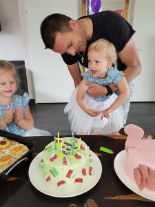 Sara en taart - Cadeaus, taart en gezelligheid - Sara 3 jaar