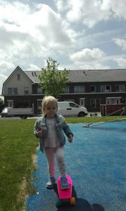 Sara nijdam skateboard2 - Cadeaus, taart en gezelligheid - Sara 3 jaar