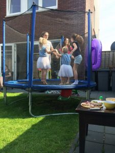 Trampoline springen - Cadeaus, taart en gezelligheid - Sara 3 jaar